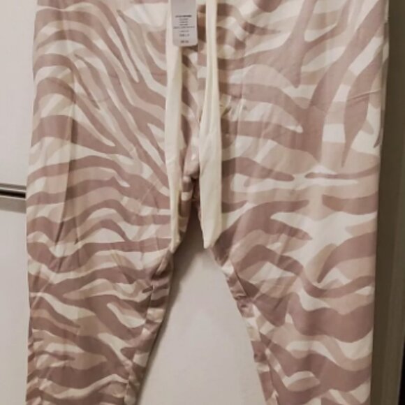 NWOT L Soma Weekend Sunday Graceful Zebra Grand Gray Lounge Top and Pant - Picture 7 of 8